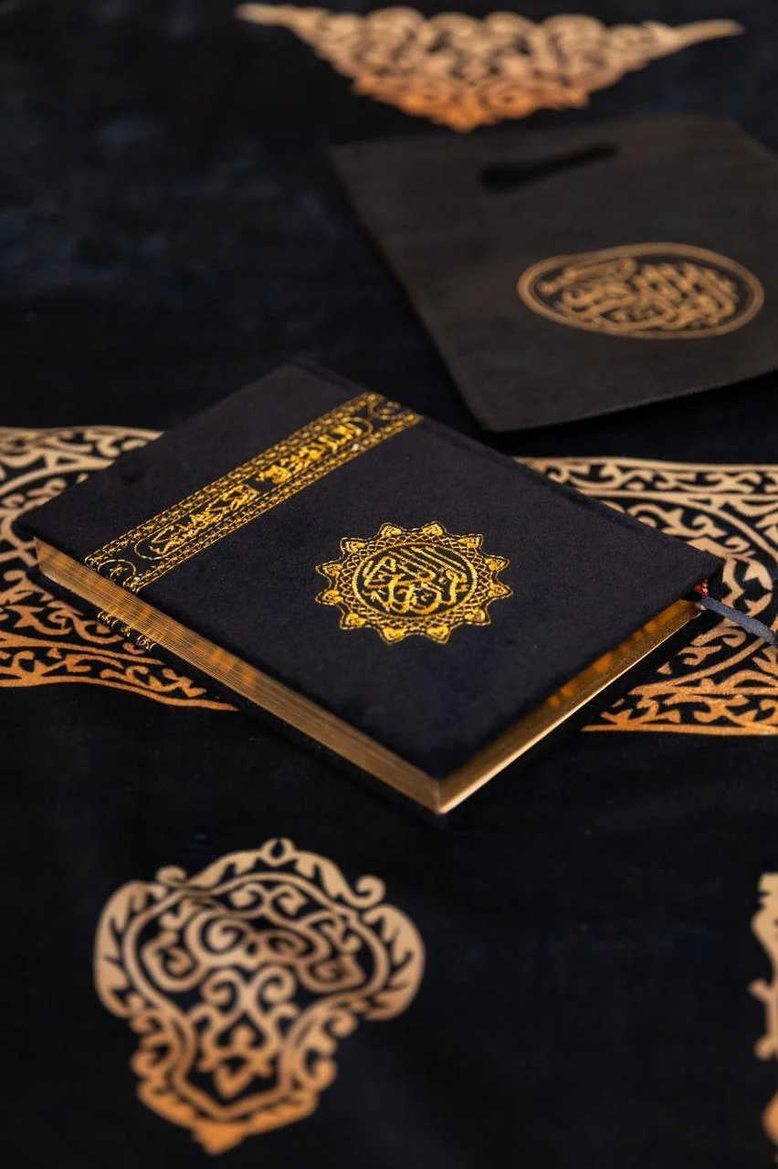 مصحف كسوة الكعبة المخمل الفاخر المطعم بماء الذهب - Image 8